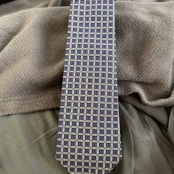 Pristine Valentino Purple Silver Printed Silk Necktie 3 in. wide w/ Tags - Picture 4 of 4